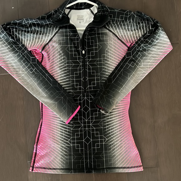 Womens size small and extra small athletic top and sweater lot. - Picture 5 of 11